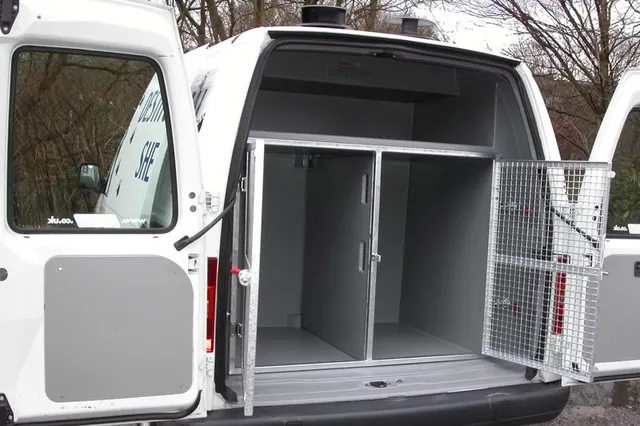 Climate-controlled pet delivery van used for C.A.Gs Timneh African Grey home deliveries